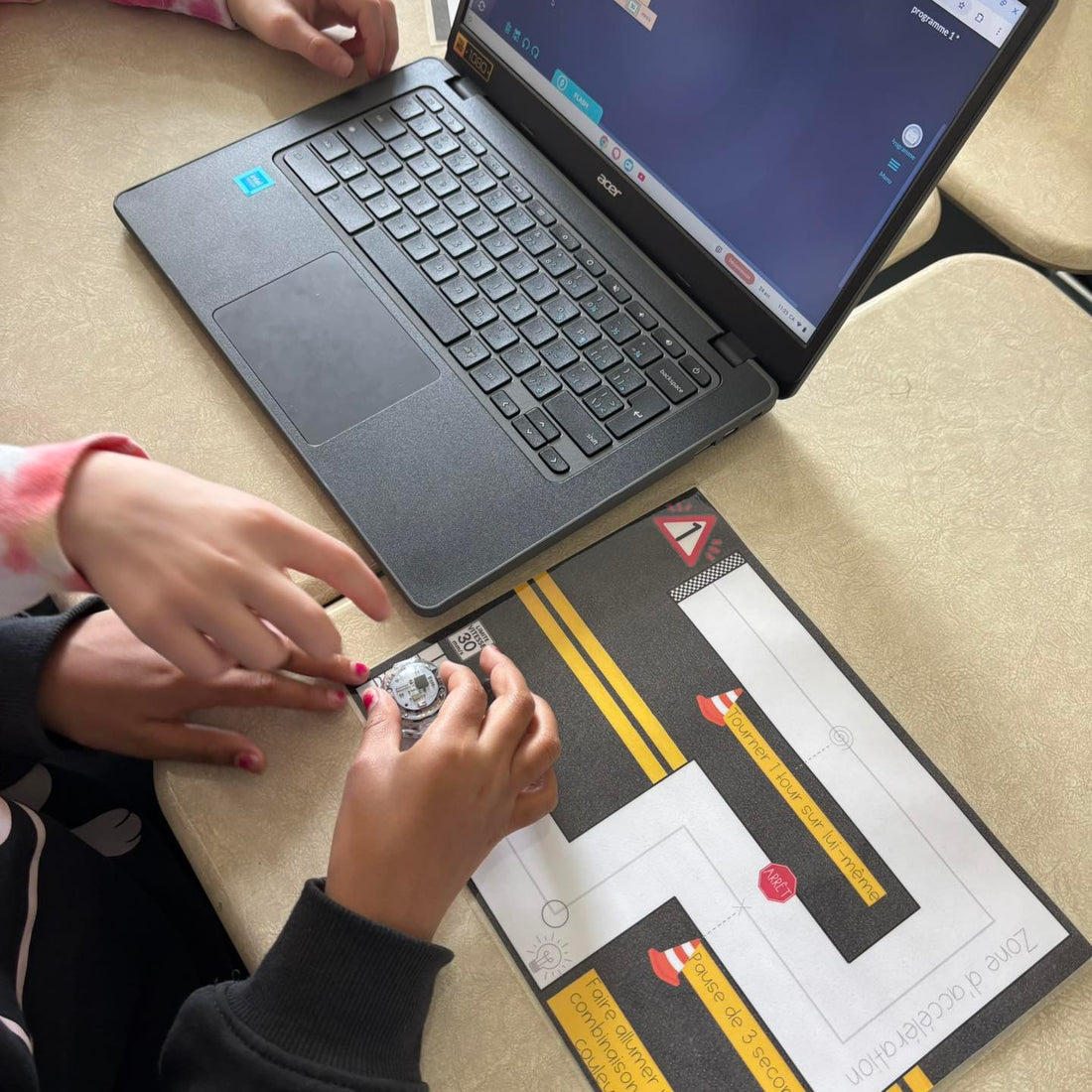 Ozobot dans le trafic : Quand la programmation donne vie aux mathématiques